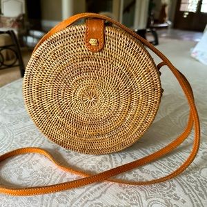Round rattan crossbody bag with snap closure